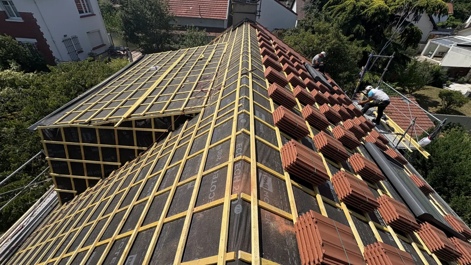 Écran de sous-toiture et liteaux pendant la pose des tuiles